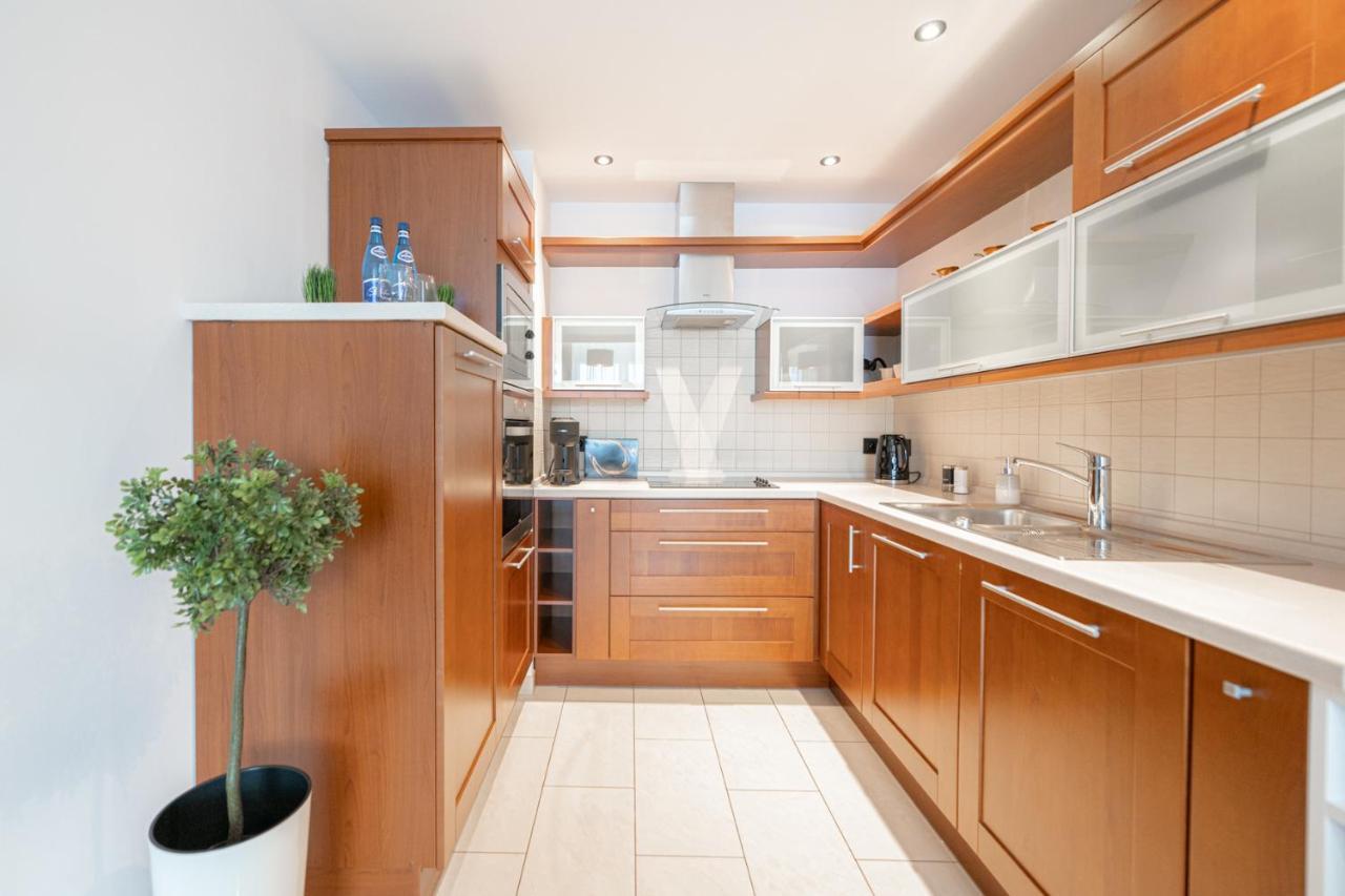 Apartament 55M2 - Darmowy Garaz - Klimatyzacja - Centrum - 24Na7 *