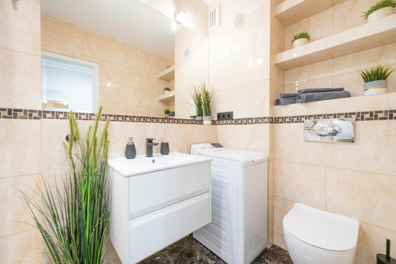 Apartament 55M2 - Darmowy Garaz - Klimatyzacja - Centrum - 24Na7 *